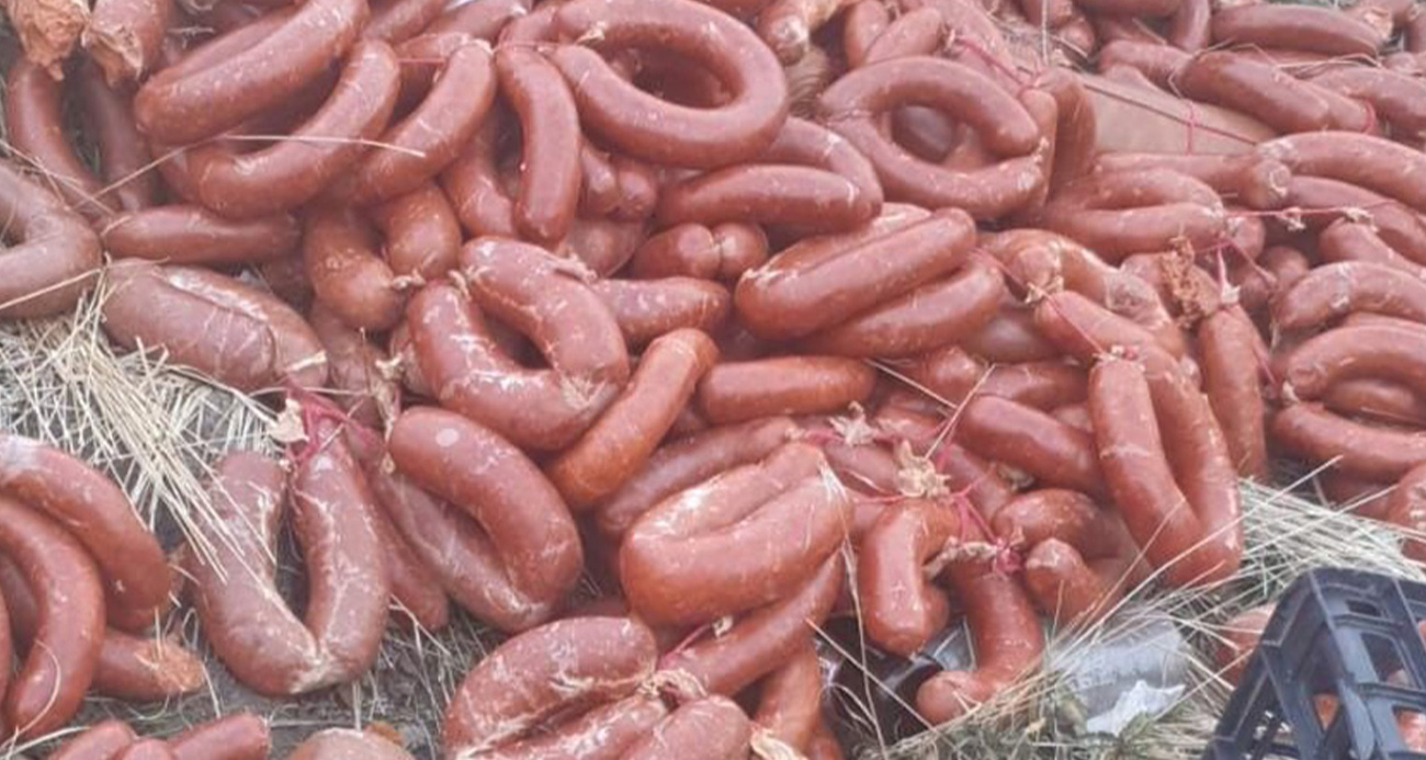 Ankara’da yüzlerce kilo et ürünü boş araziye atıldı