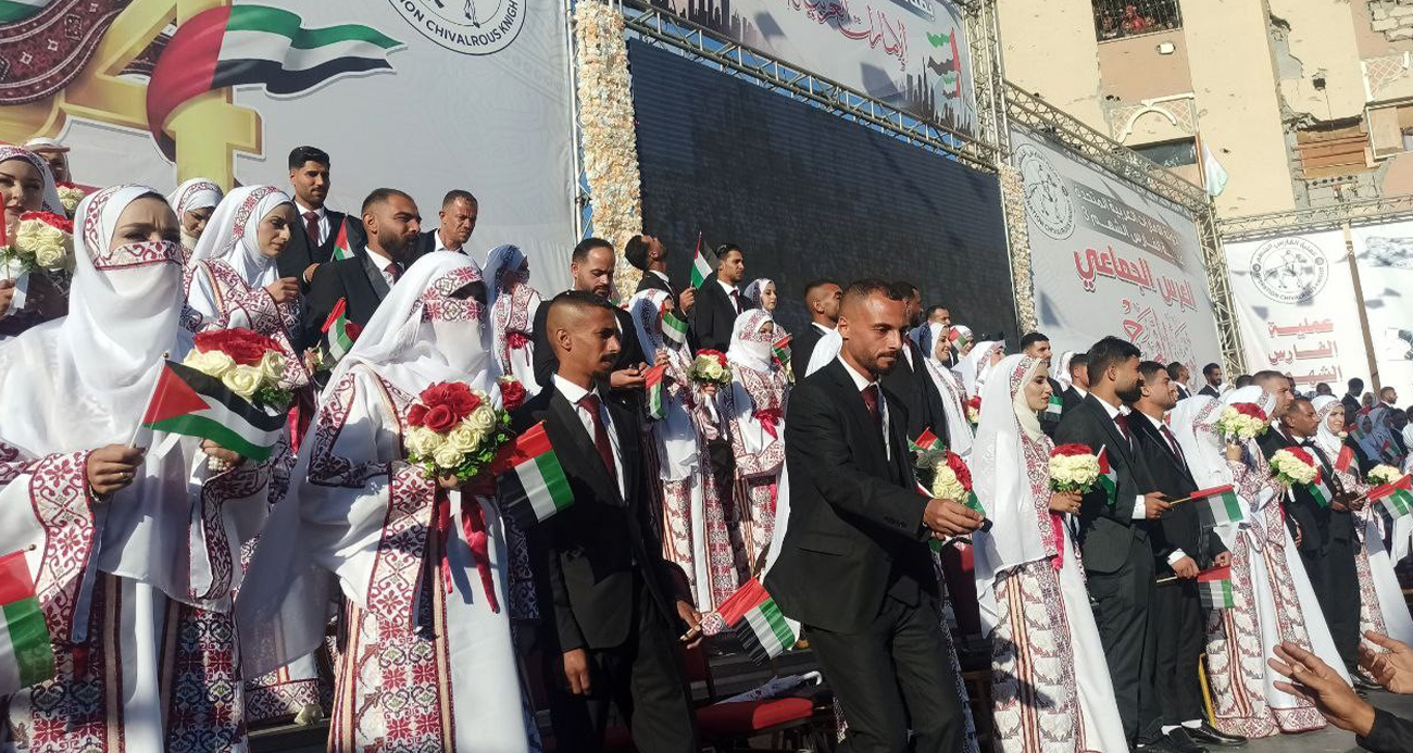 Gazze'de 54 çift savaşın gölgesinde dünya evine girdi