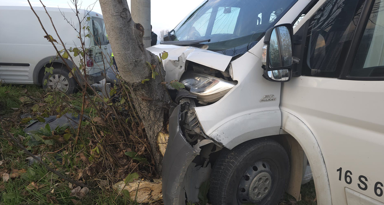 Servis minibüsü hafif ticari araçla çarpıştı: 11 yaralı