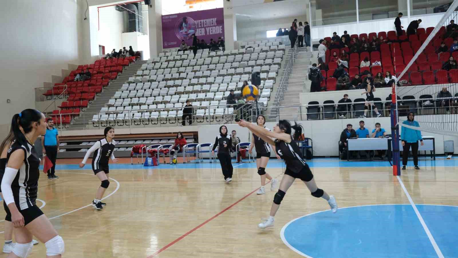 Genç sporcular sahada: Voleybol İl Birinciliği finali devam ediyor