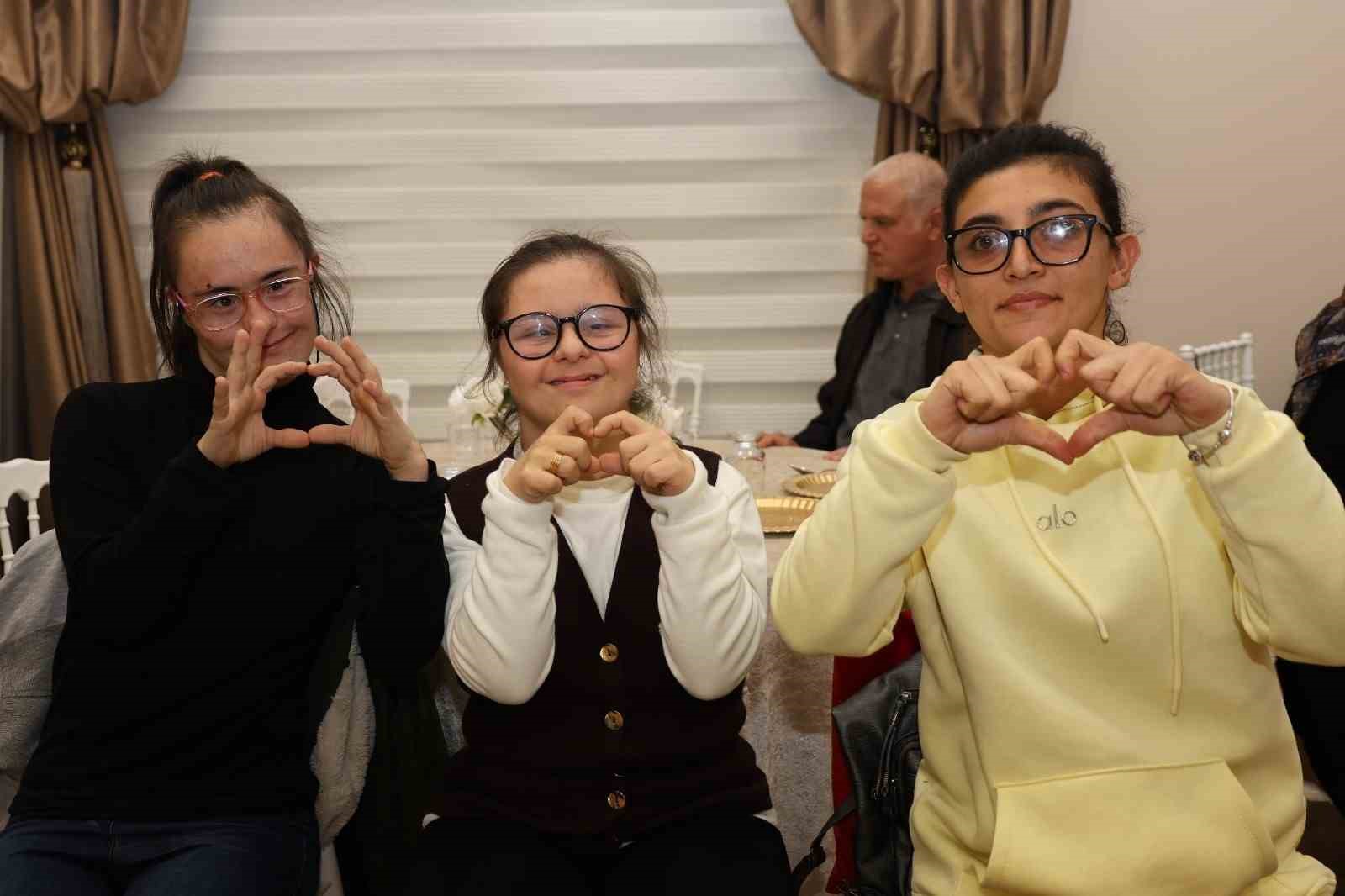 Özel bireyler müzik dolu gecede doyasıya eğlendi