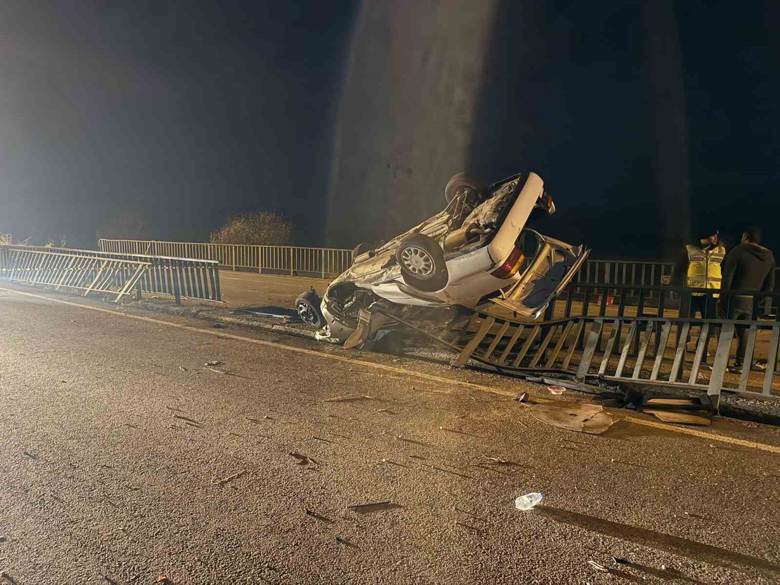 Köprü demirlerine çarpan araç hurdaya döndü: 1 ölü, 3 yaralı