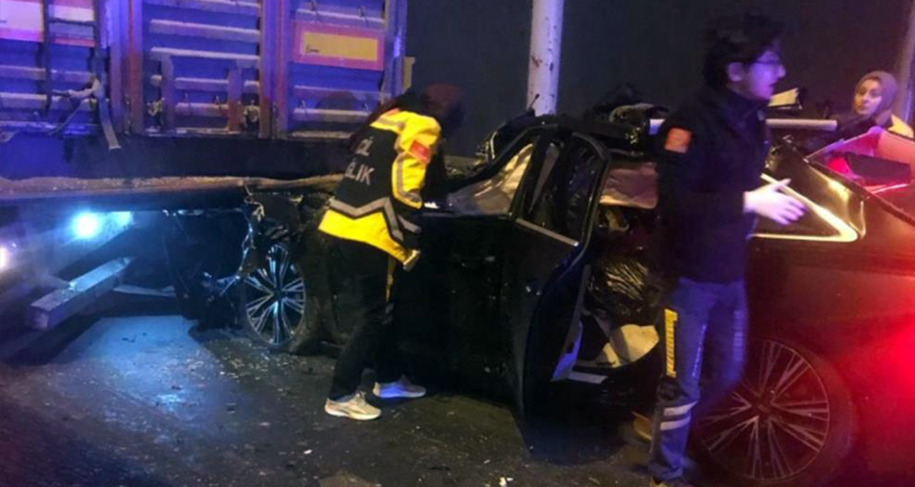 Kütahya’da feci kaza: Tıra arkadan çarpan otomobildeki 4 kişi hayatını kaybetti