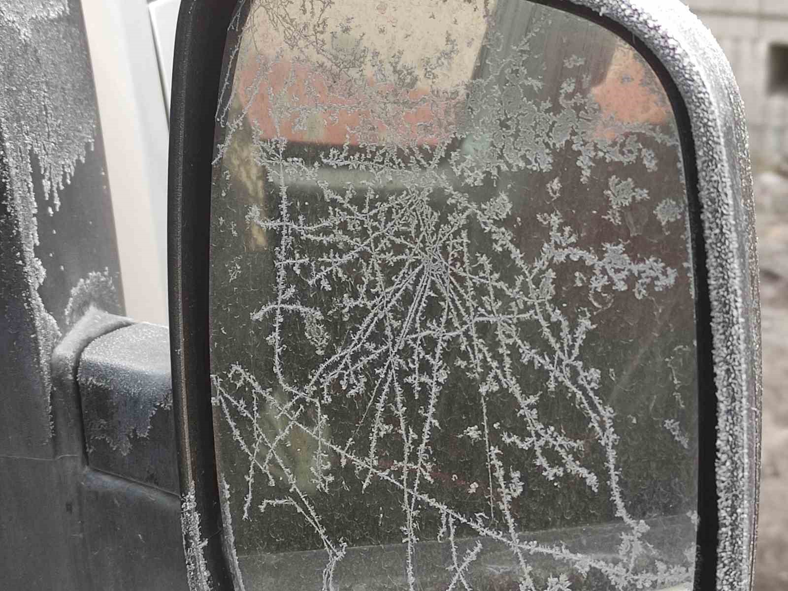 Eksi 17 dereceyi gören kentte araç camları buz tuttu