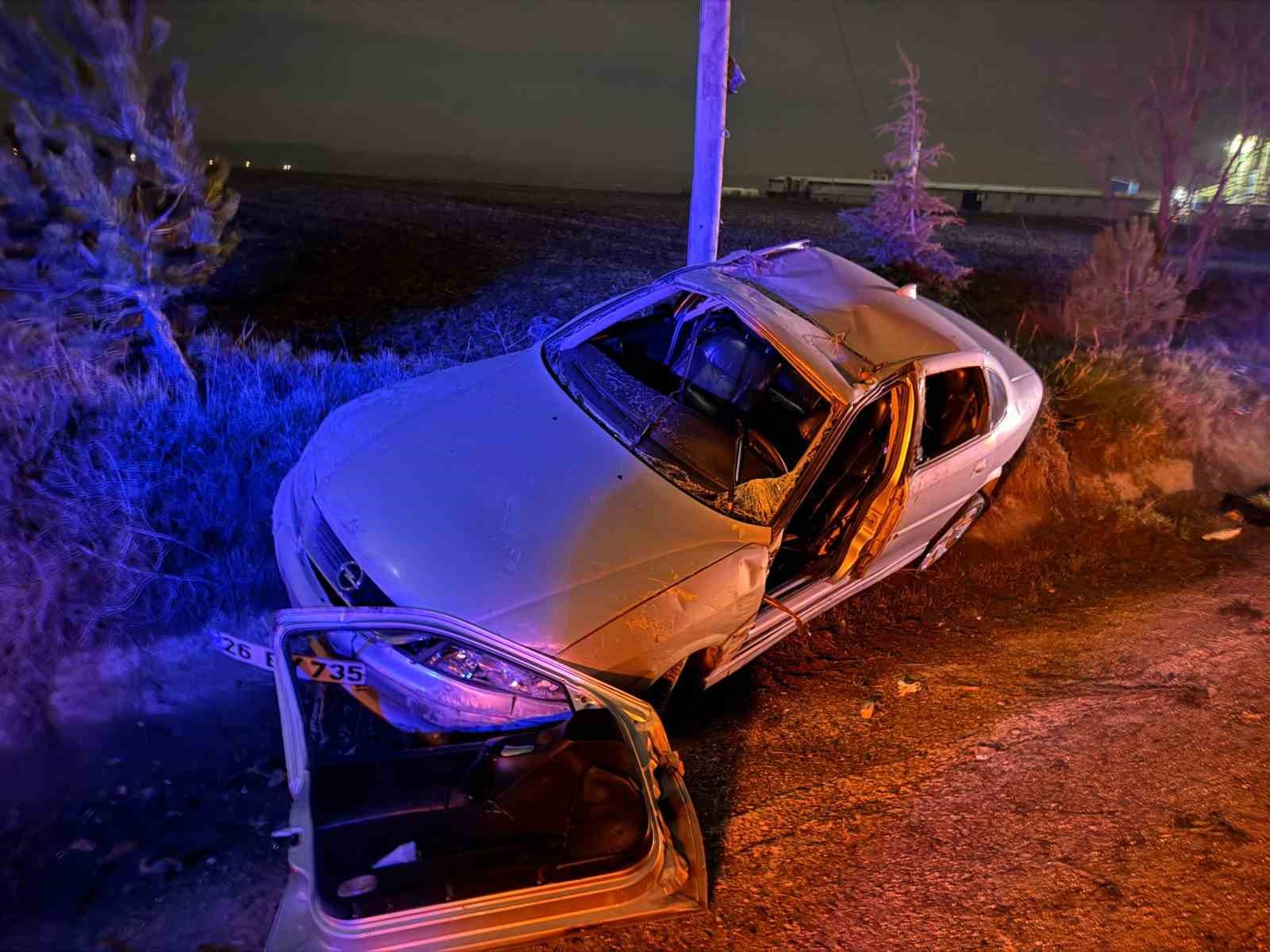 Taklalar atarak şarampole yuvarlanan aracın sürücüsü kazayı hafif sıyrıklarla atlattı