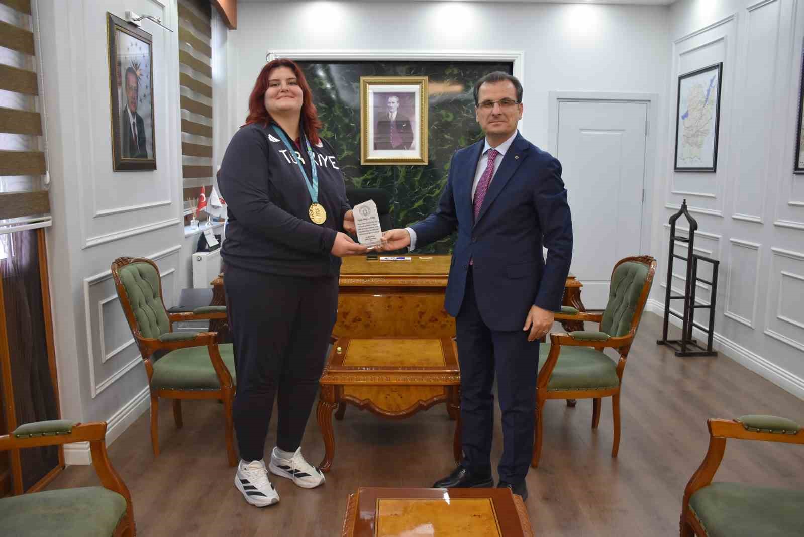 Kaymakam Güldoğan’dan şampiyon judocu Öztürk’e plaket