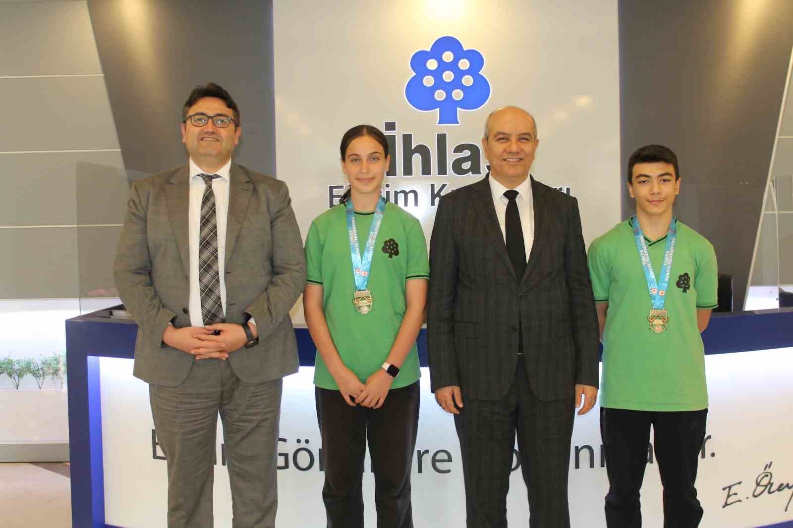 İhlas Koleji öğrencilerinden karatede çifte şampiyonluk