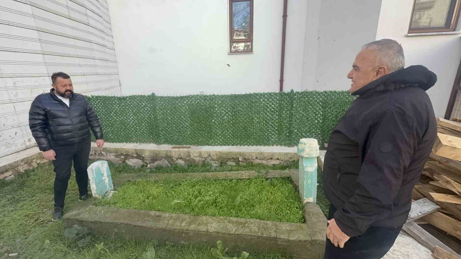 Binalar arasında kalan türbe unutulmaya yüz tuttu