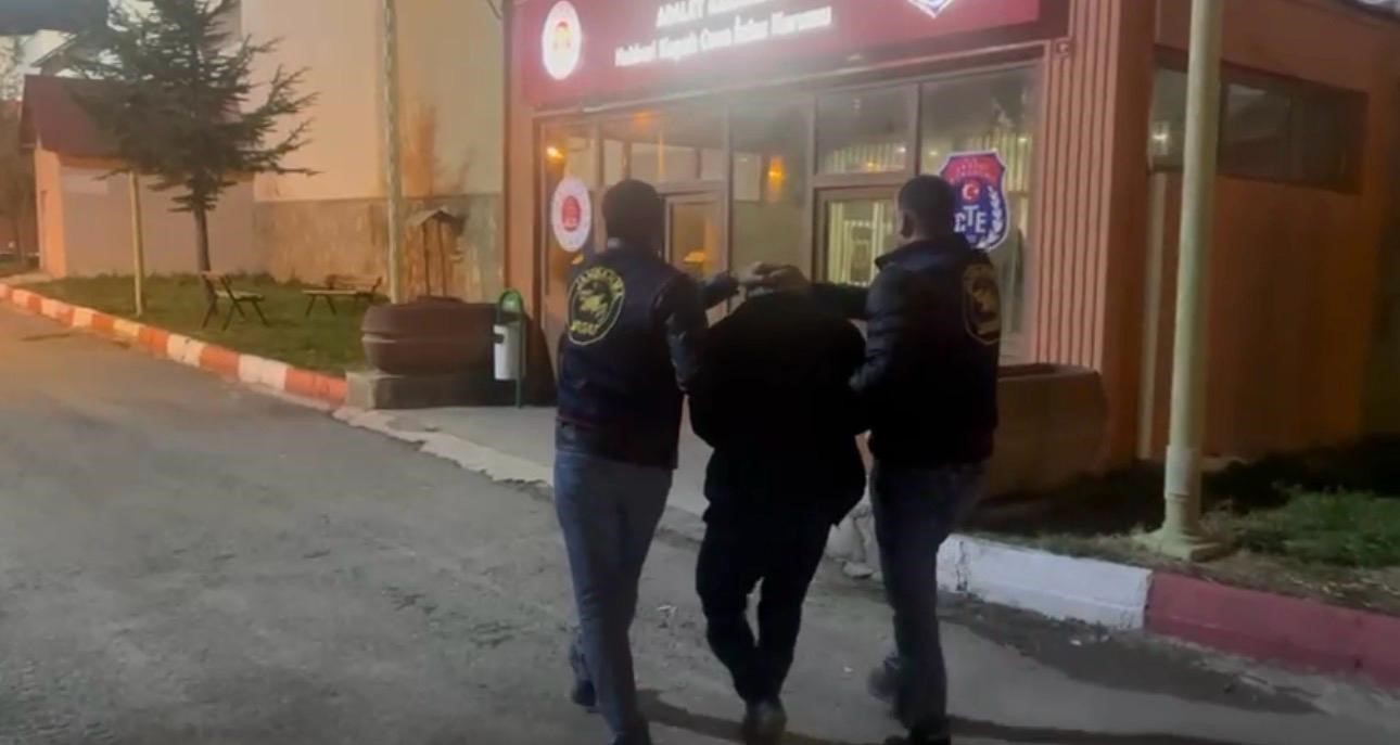Hakkari’de 10 ayrı dosyadan toplamda 37 yıl kesinleşmiş hapis cezası bulunan şahıs yakalandı