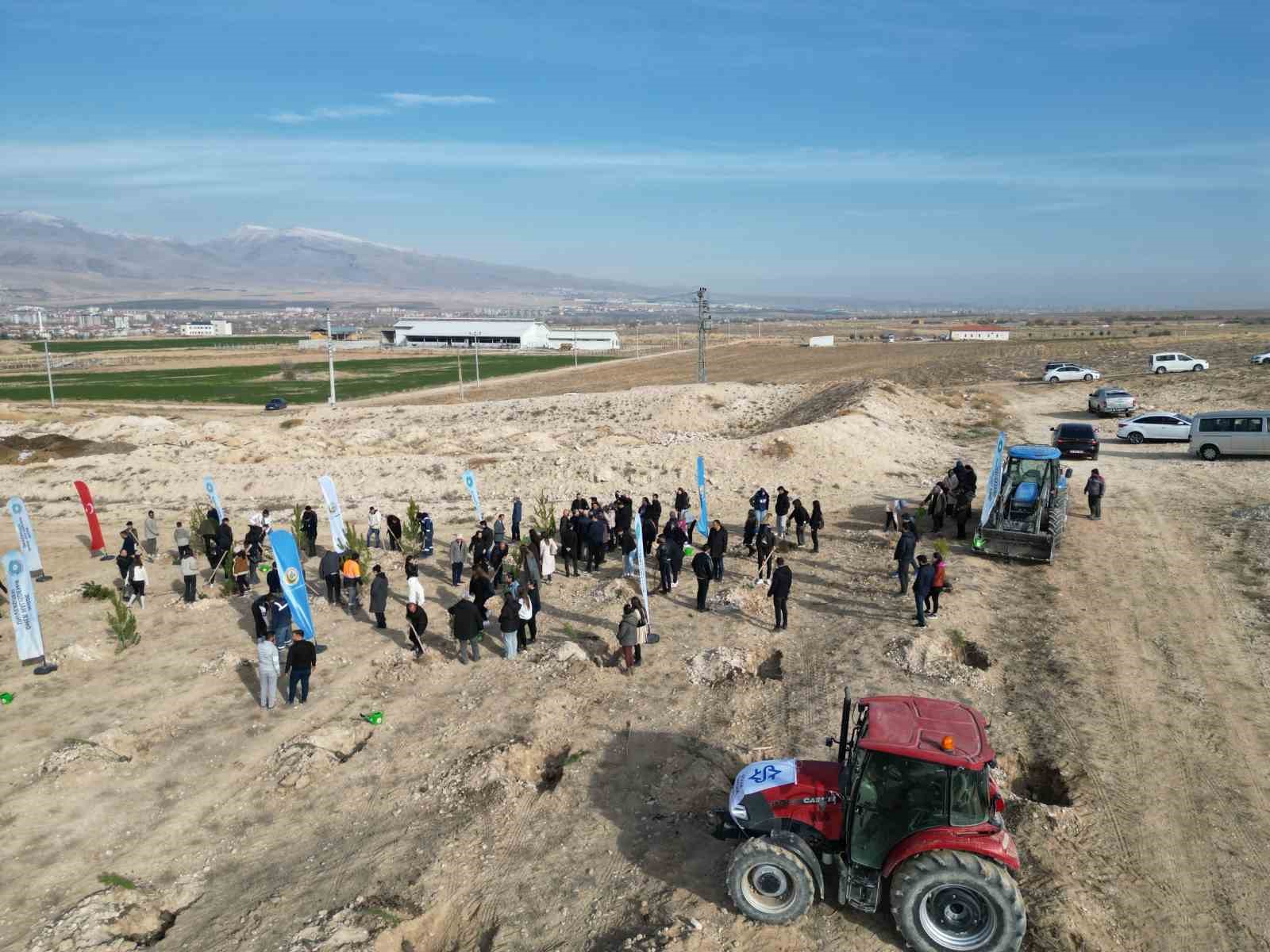 Niğde’de bal ormanı için 5 bin fidan toprakla buluştu