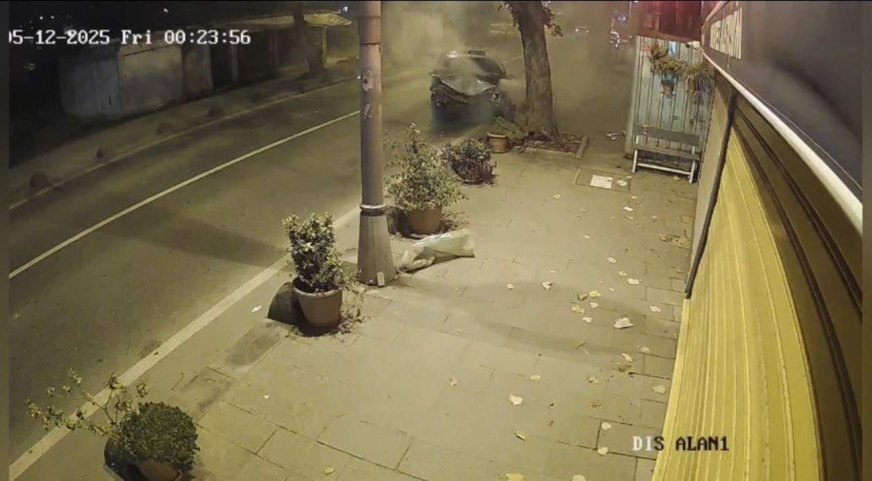 Ehliyetsiz sürücünün kullandığı otomobil ağaca çarpıp yola savruldu: 2 yaralı