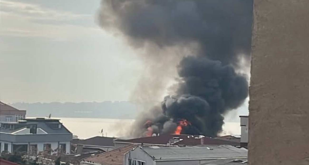 Küçükçekmece’de 4 katlı binada çatı yangını: Binadakiler tahliye edildi