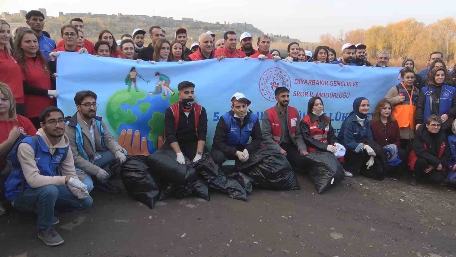 Hevsel Bahçeleri’nde çevre temizliği etkinliği