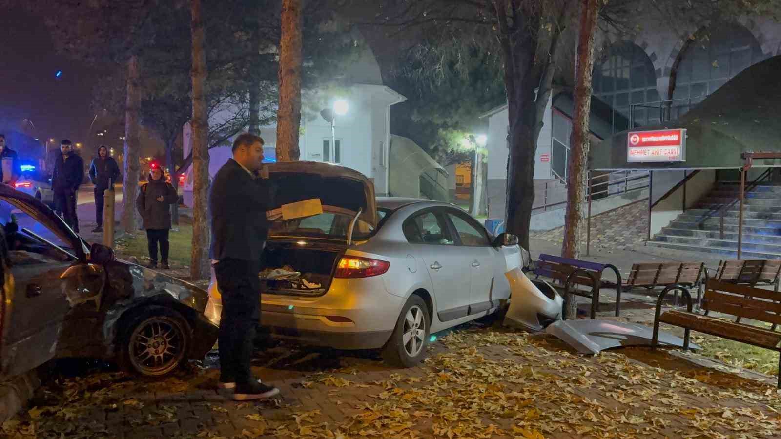 Kaza yapan otomobiller cami bahçesine girdi