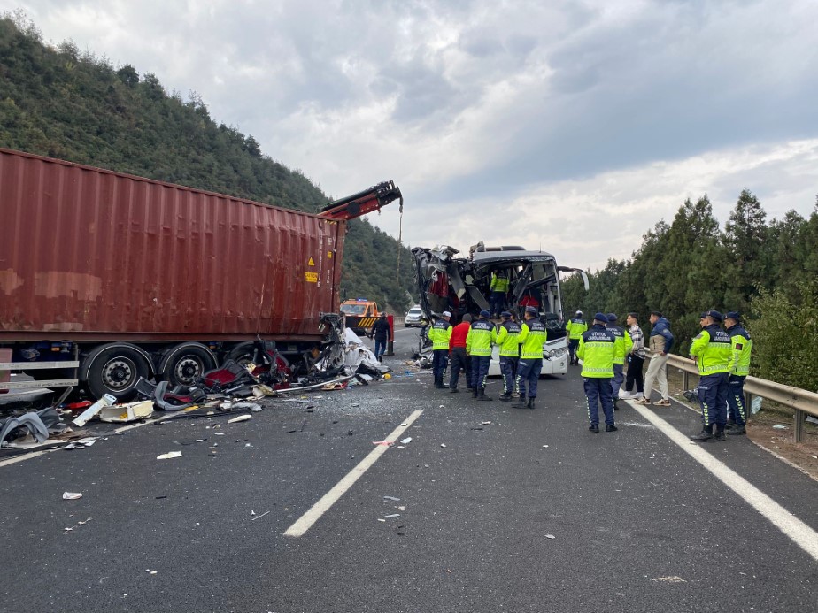 Osmaniye’de yolcu otobüsü tıra çarptı: 7 ölü, çok sayıda yaralı
