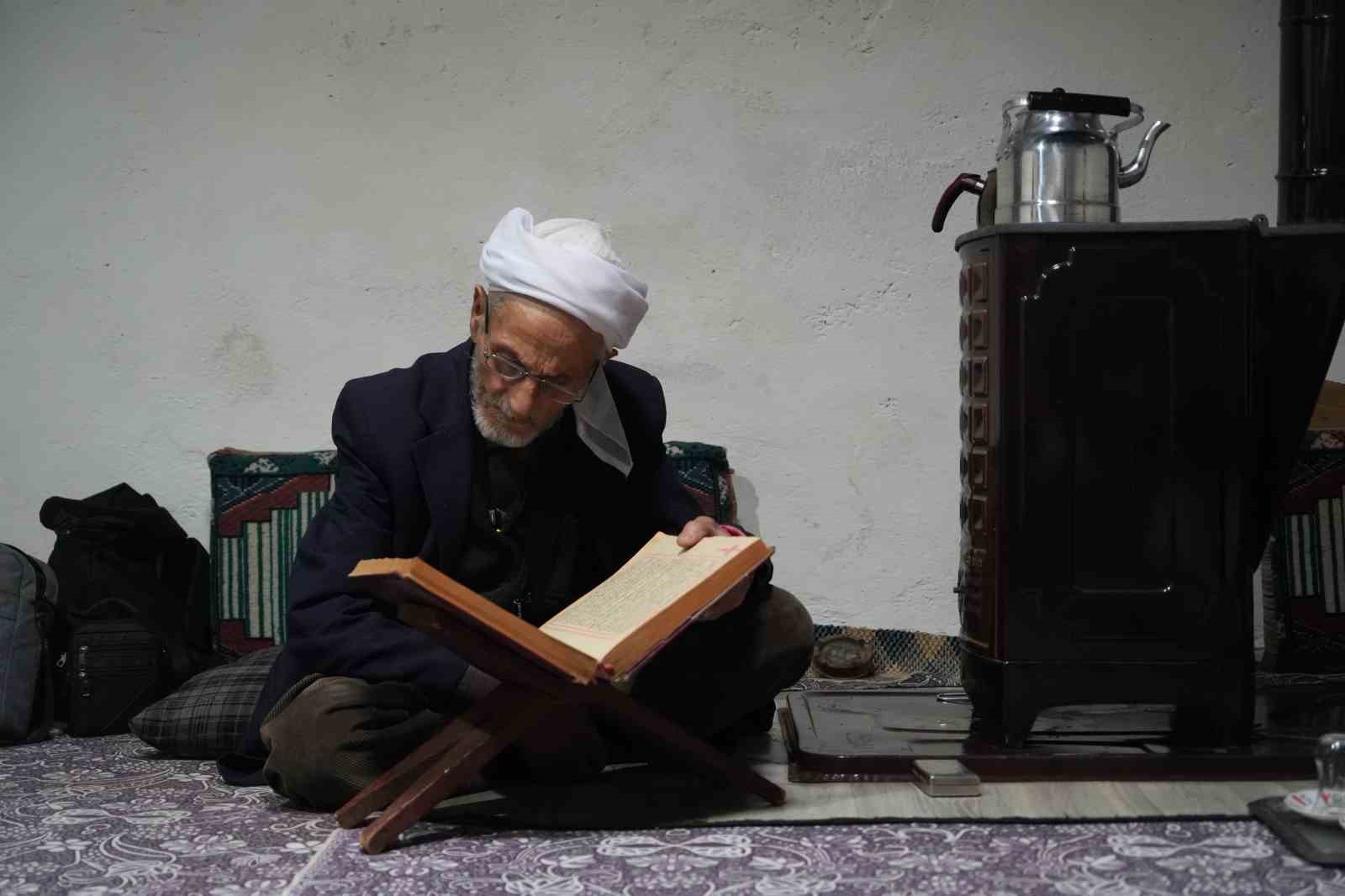 Muş’ta 86 yaşındaki Rüstem dede 50 yıldır sadece çay ve gofretle yaşamını sürdürüyor