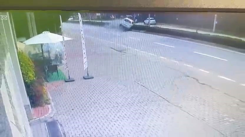 Taklalar atan otomobilden burnu kanamadan çıktı