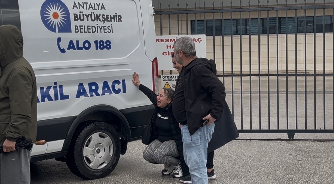 Dereye düşen araçtaki kadının cenazesi teslim alınırken 