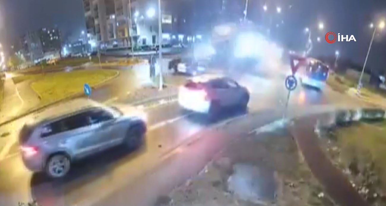 Romanya'da kavşağa çarparak havalanan araç, iki aracın üzerinden uçtu