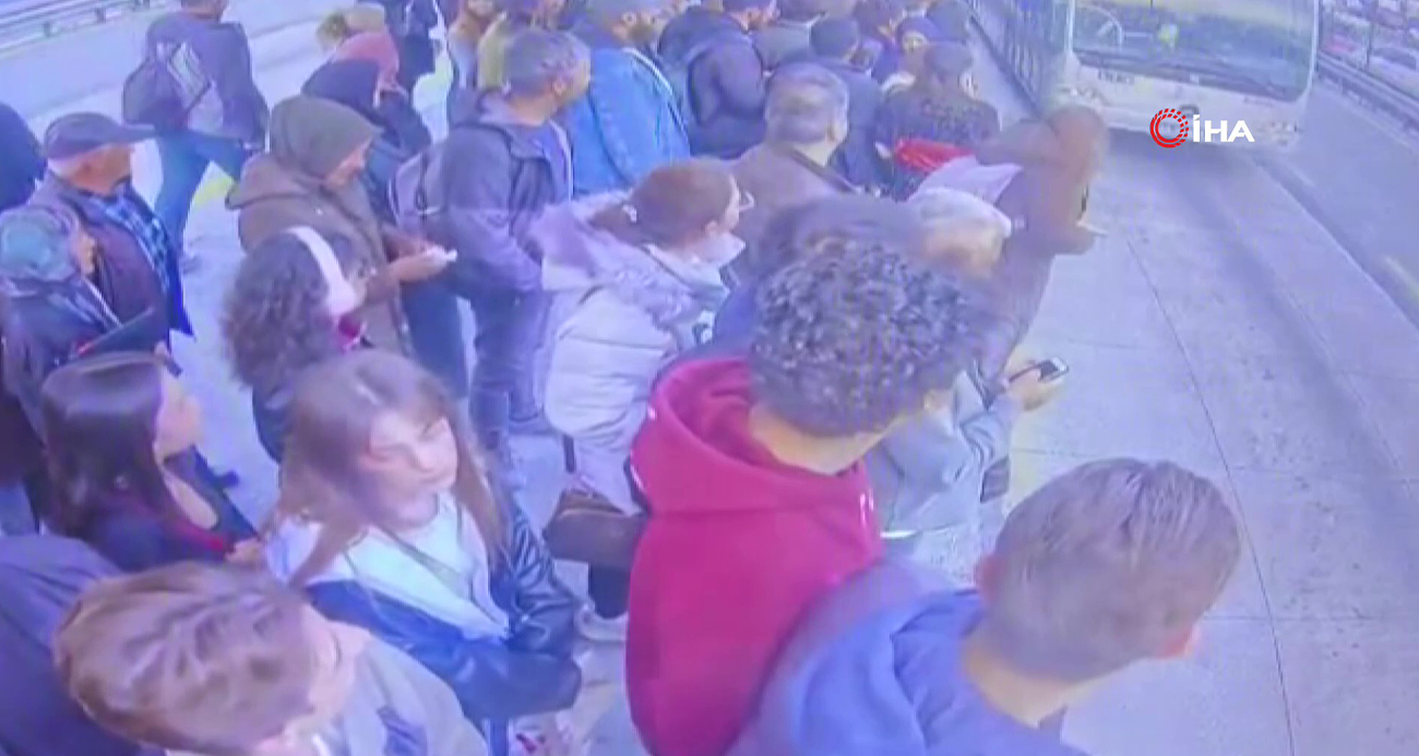 Metrobüs durağında dehşet anı: Bayılan kız metrobüsün önüne düştü