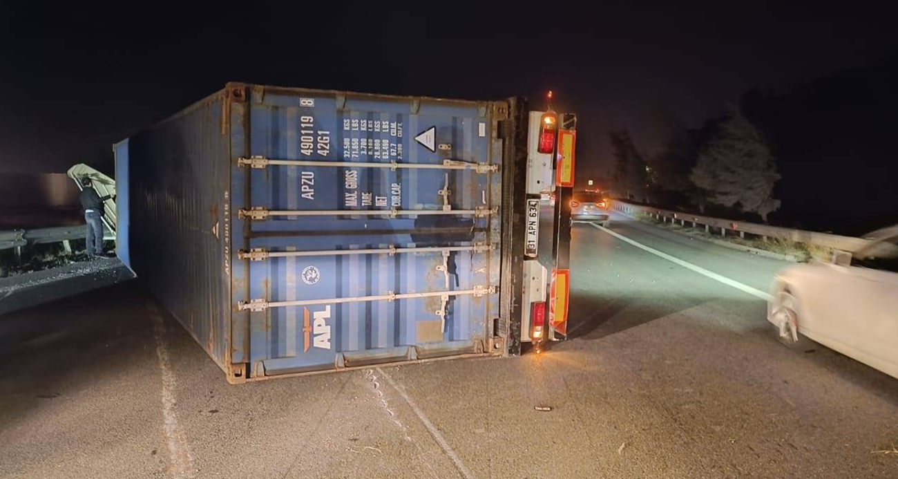 Hatay’da fırtına nedeniyle tırlar devrildi