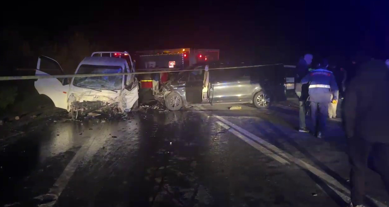 Panelvan ile kamyonet çapıştı: 1 ölü, 3 yaralı