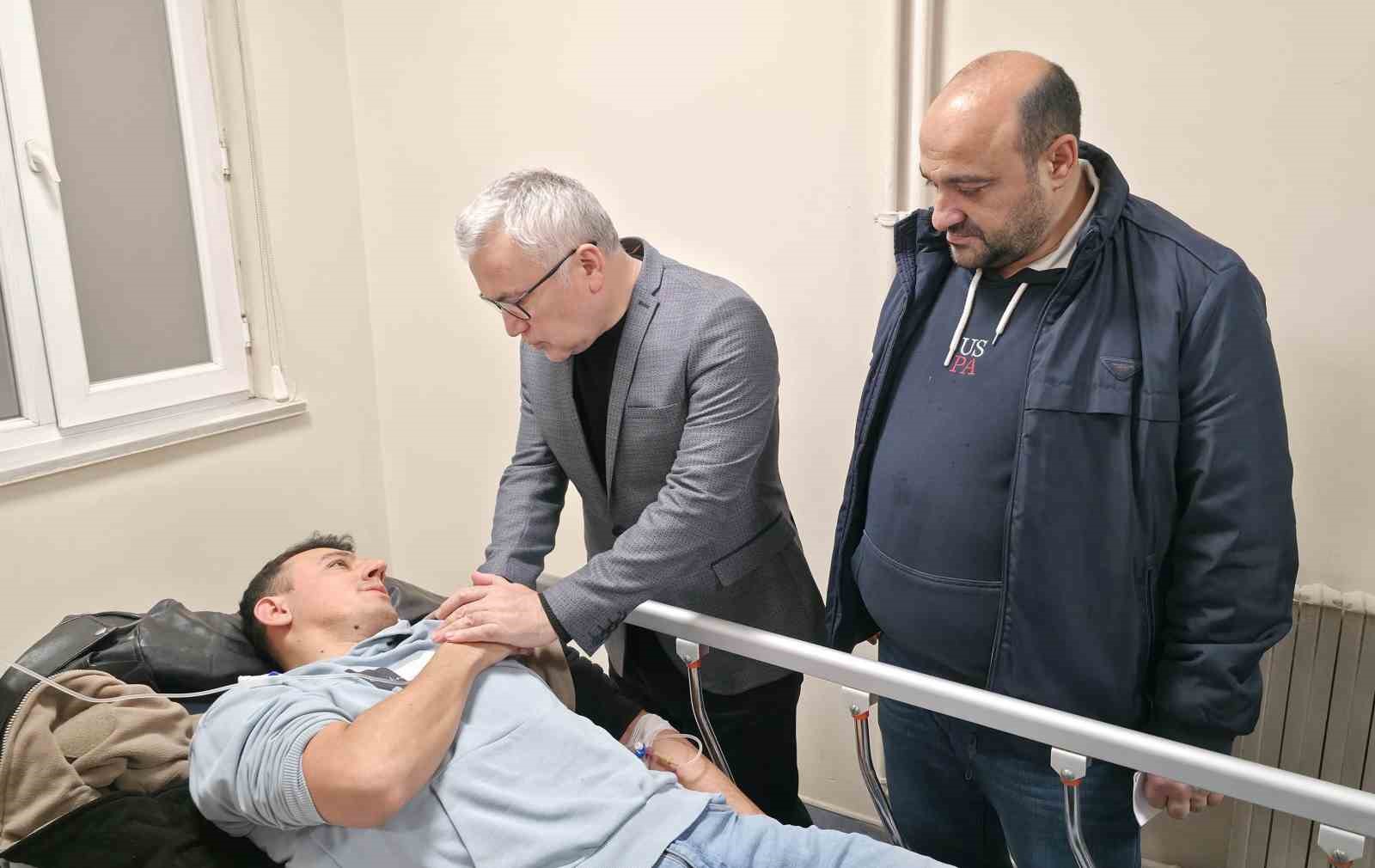 Cezaevi otobüsü kaza yaptı, Vali Şimşek yaralıları ziyaret etti