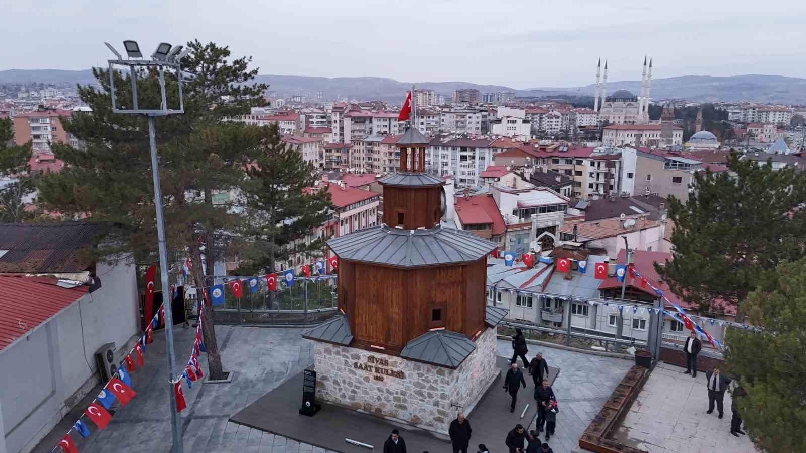 Kaybolan tarihi saat kulesi yeniden inşa edildi
