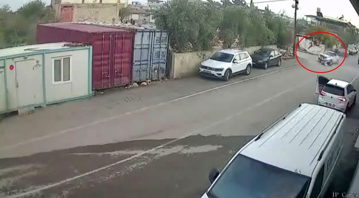 Otomobille çarpışan motosiklet sürücüsünün havada taklalar attığı anlar kamerada