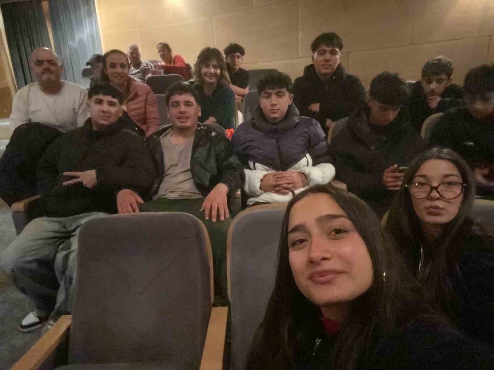 Karacasu’da öğrenciler tiyatroyla buluştu