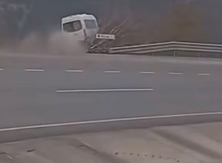 Tarım işçilerini taşıyan minibüsün şarampole uçtuğu kaza kamerada