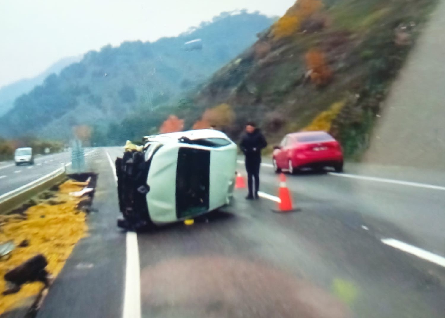 Otomobil yan yattı: 4 yaralı