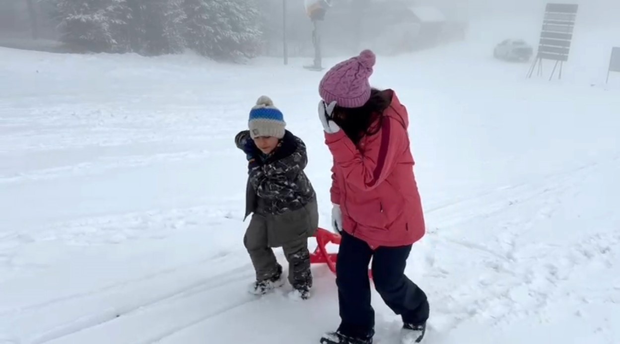Kars’ta kar coşkusu: Çocuklar kardan adam yaptı, kızakla kaydı