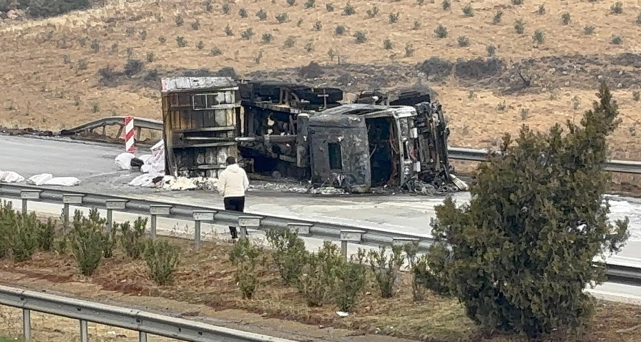 TAG Otoyolu’nda yanan tırlar kaldırıldı, yol trafiğe açıldı