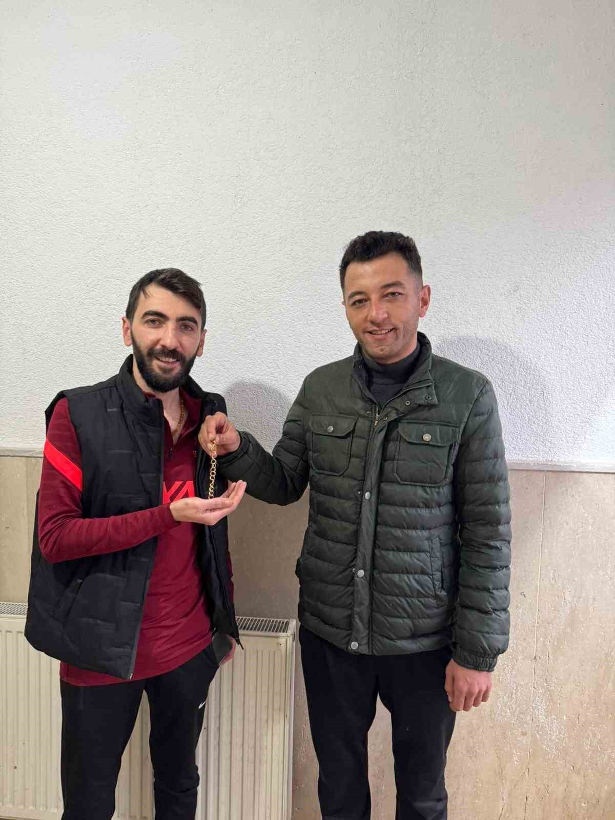 Ağrı’da kaybolan altın bileklik jandarma personeli tarafından sahibine teslim edildi