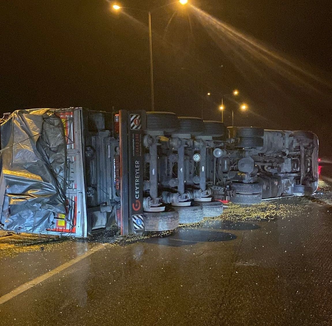 Osmaniye’de mısır yüklü kamyon devrildi: 1 yaralı