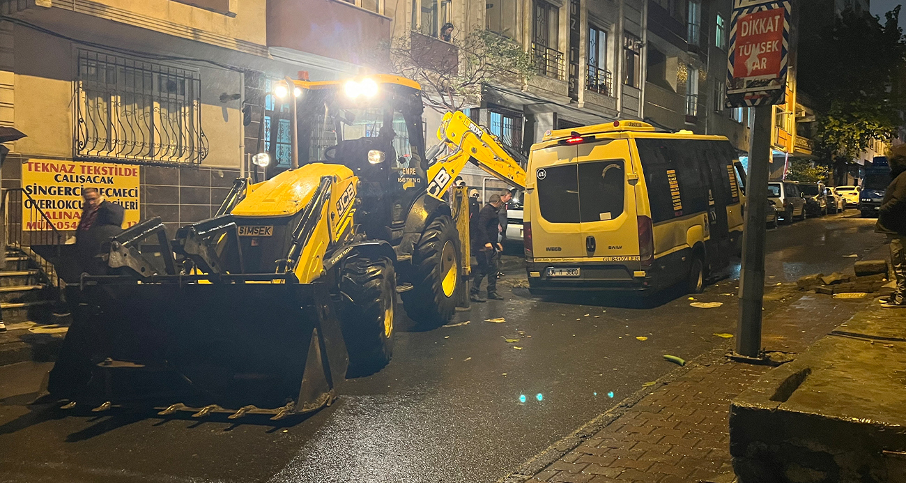 Küçükçekmece’de minibüs yağmur sonrası çöken yola düştü