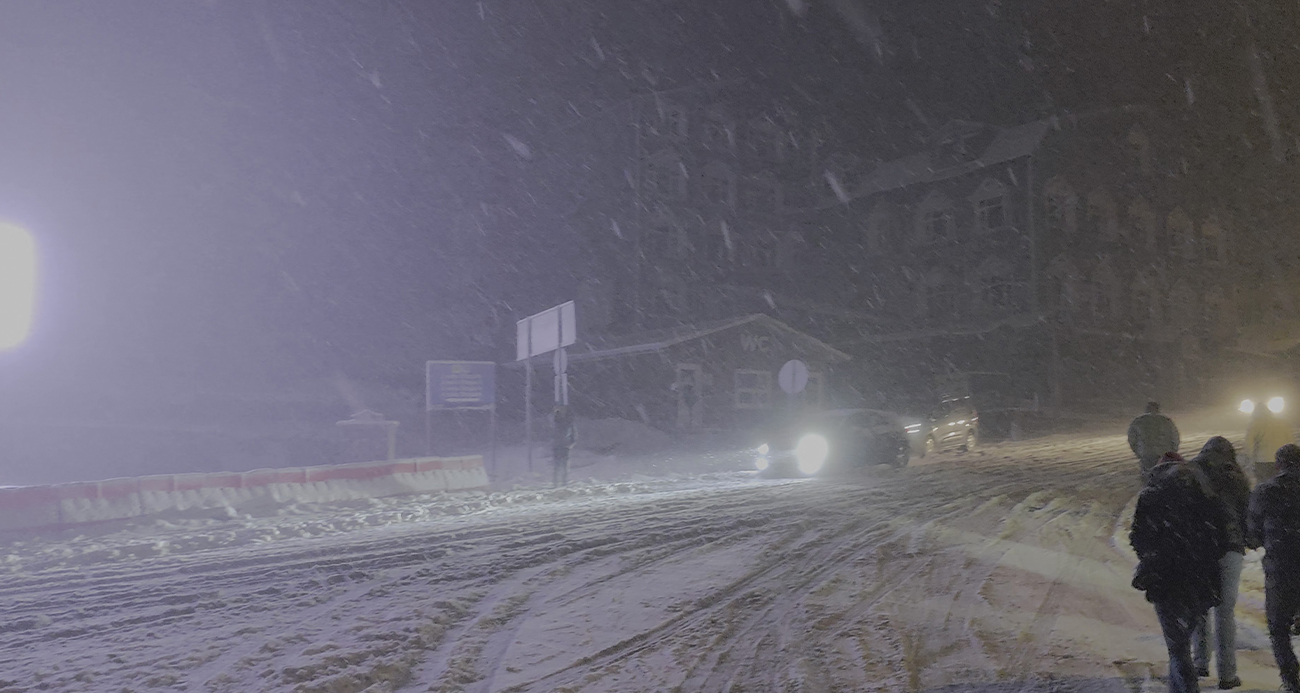 Uludağ’da yoğun kar var...Ekipler yolların kapanmaması için aralıksız çalışıyor