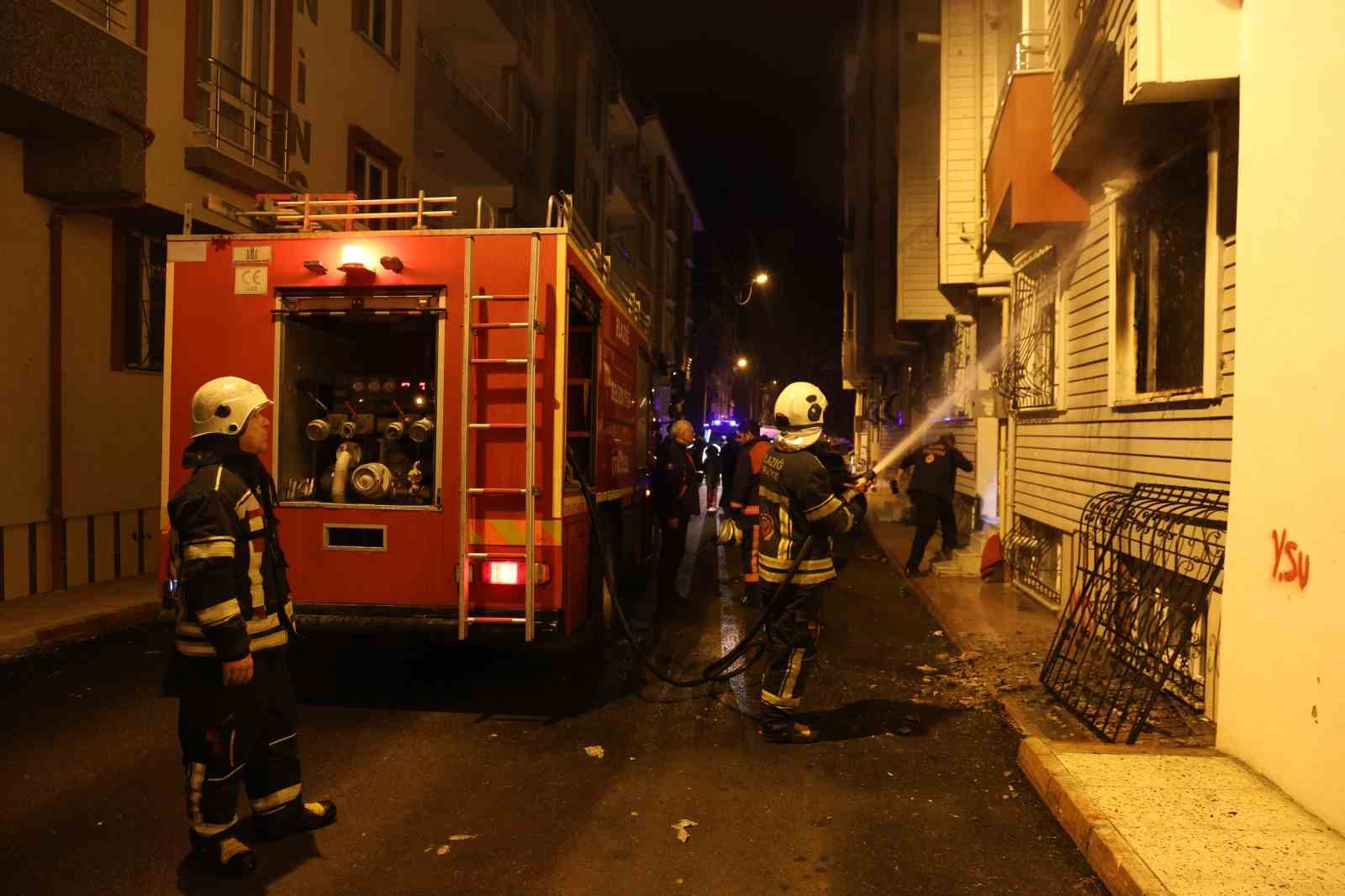 Elazığ’da ev yangını: 2 kişi dumandan etkilendi