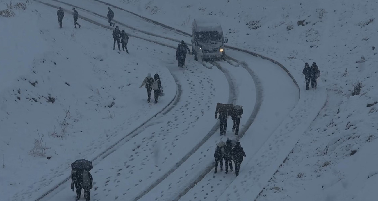 Yüksekova yoğun kara teslim oldu