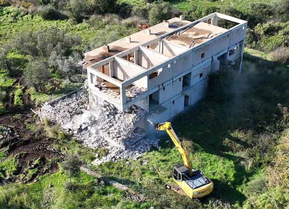 Ayvacık’ta 66 kaçak yapı yıkıldı