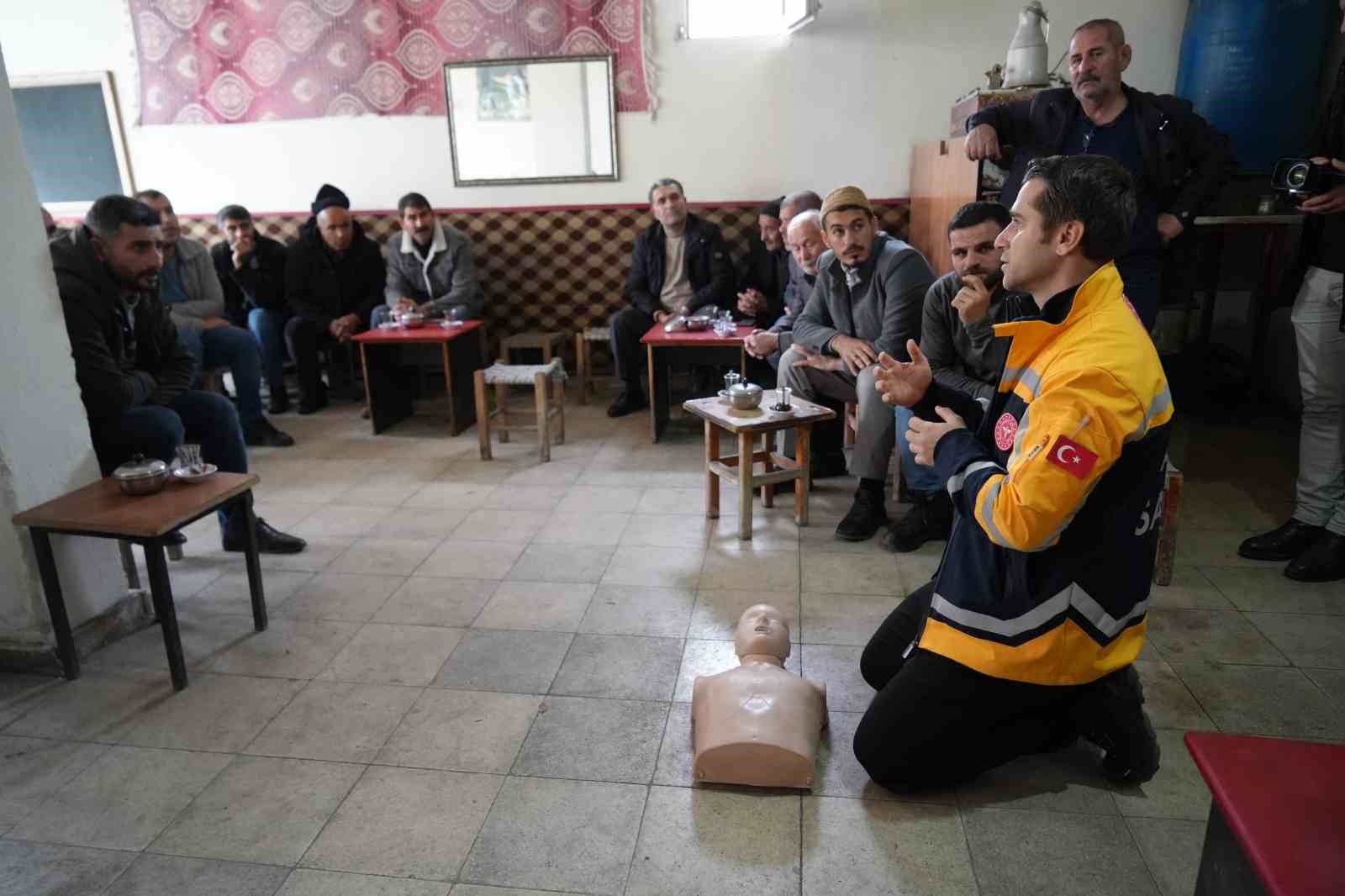 Sağlık ekipleri dağ köylerini tek tek gezerek ilk yardım eğitimi veriyor