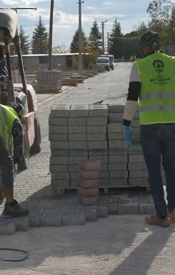 Çivril Belediyesi uzun yıllardır yapılmayan Kızılcasöğüt Mahallesi üst yapı çalışmalarına başladı