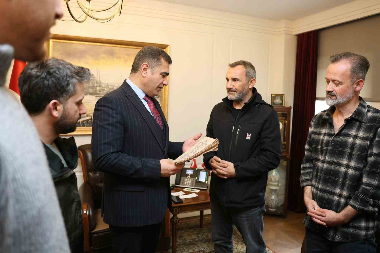 Gazeteciler, Düzce’nin il olduğu günün Resmi Gazetesi’ni Vali Aslan’a hediye etti