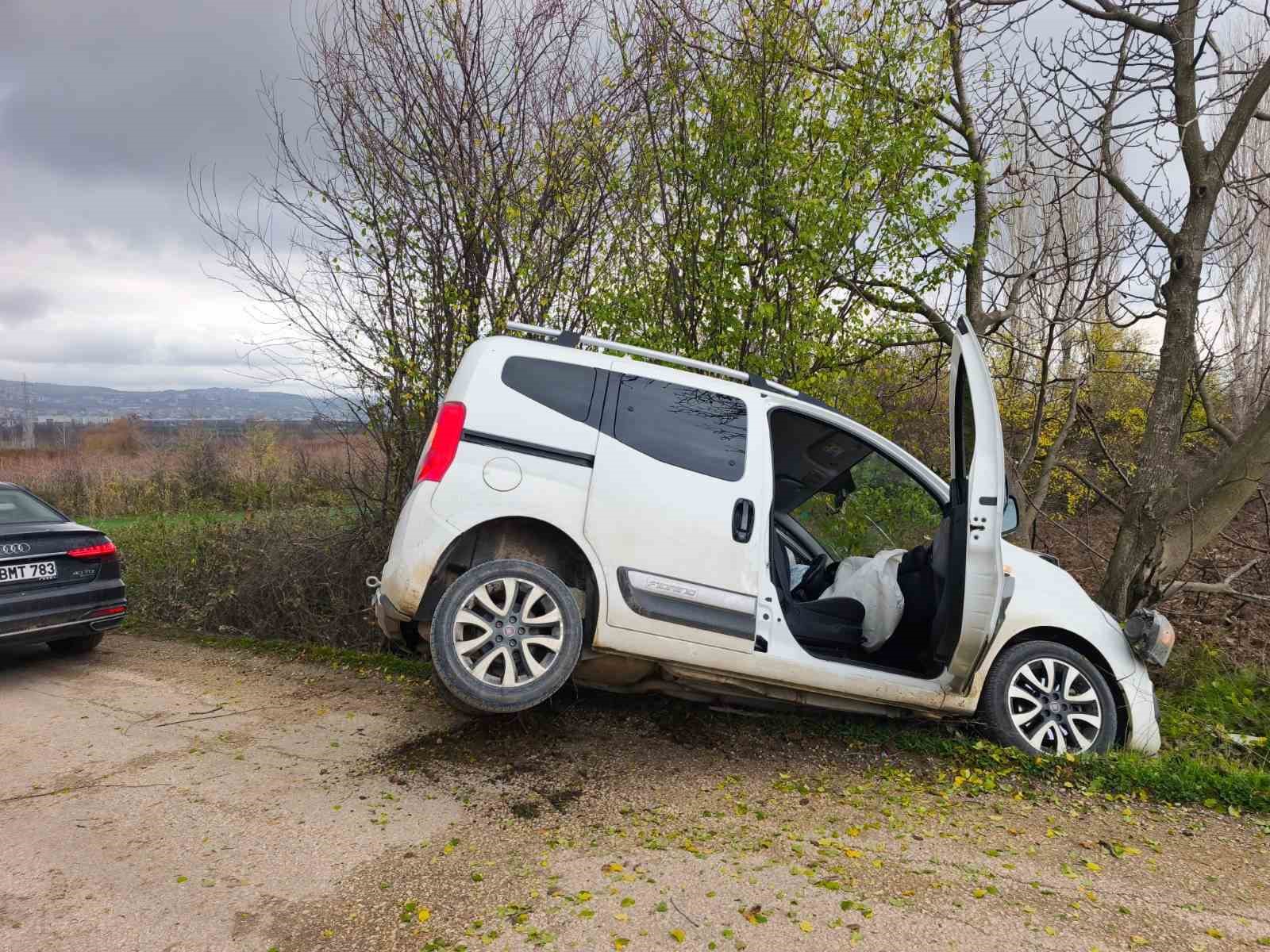 Yoldan çıkan otomobil ağaca çarptı: 2’si çocuk 4 kişi yaralandı