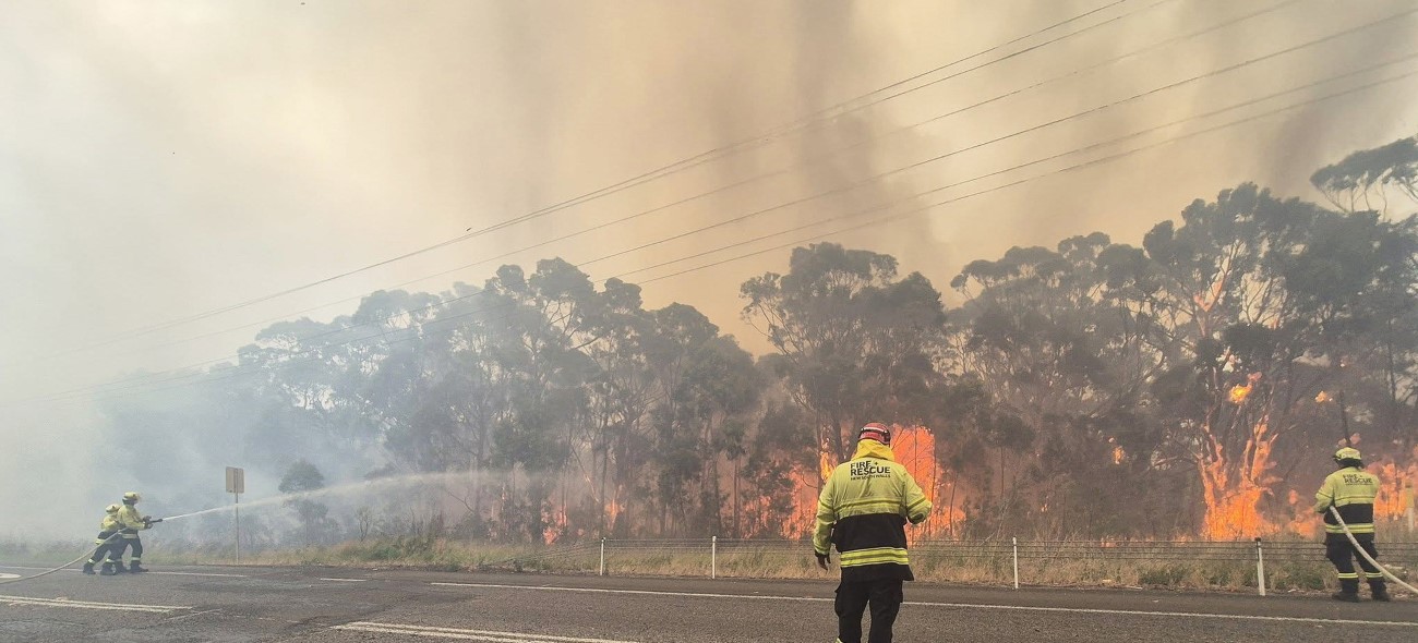Avustralya’da devam eden orman yangınlarında itfaiye görevlisi öldü