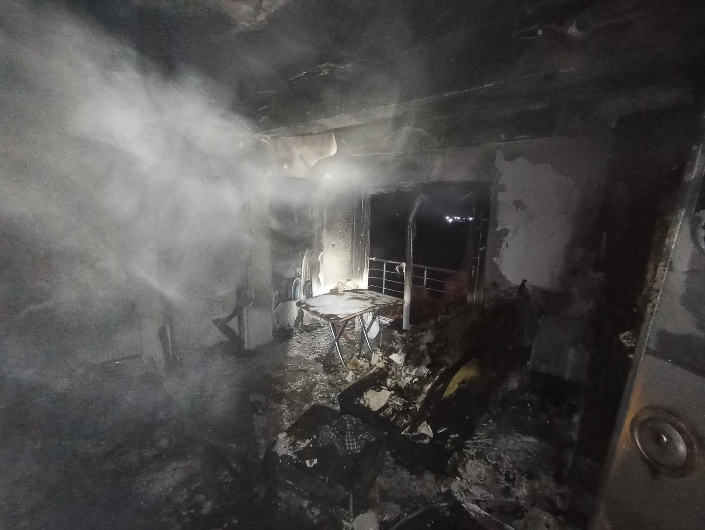 Elektrik kontağından çıkan yangında alevlere teslim olan ev kullanılmaz hale geldi