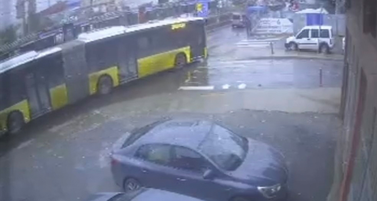 Sultangazi’de yola dökülen akaryakıt kazalara neden oldu: İETT otobüsü direğe çarptı