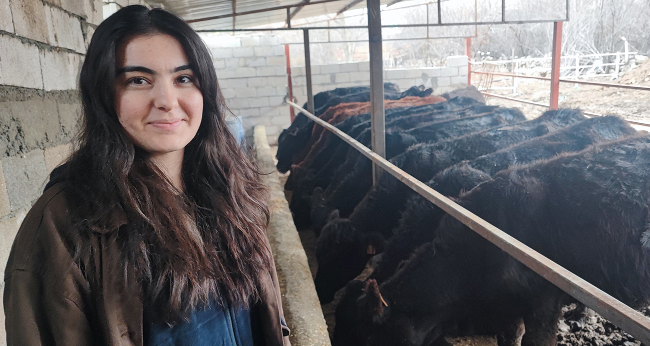 Atama beklerken hayvancılığa başladı