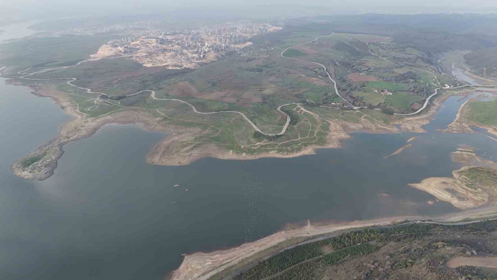 İstanbul’da kuraklığın en net görüntüsü: Barajdaki su seviyesi düşünce eski köy evleri ortaya çıktı